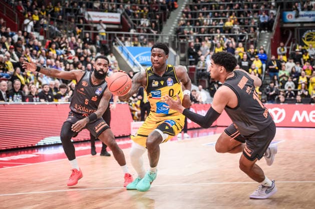 Babacar Sane (MHP RIESEN Ludwigsburg, 00) zwischen Corey Davis (Niners Chemnitz, 05), li und Kostja Mushidi (Niners Chemnitz, 11) GER, MHP Riesen Ludwigsburg vs. Niners Chemnitz, Basketball Bundesliga, easycredit BBL, 27. Spieltag, Spielzeit 2025 2026, 01.04.2026 GER, MHP Riesen Ludwigsburg vs. Niners Chemnitz, Basketball Bundesliga, easycredit BBL, 27. Spieltag, Spielzeit 2025 2026, 01.04.2026 Ludwigsburg Copyright: xSandyxDinkelackerx EP_SDR