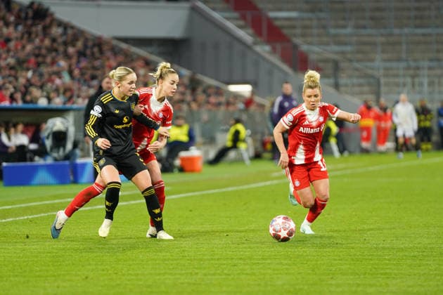 Hanna Lundkvist (5 Manchester) , Giulia Gwinn (7 FC Bayern) und Linda Dallmann (10 FC Bayern) in Aktion beim UEFA Womens Champions League Spiel FC Bayern München Manchester United, ManU am 01.04.2026. München Allianz Arena Bayern Deutschland