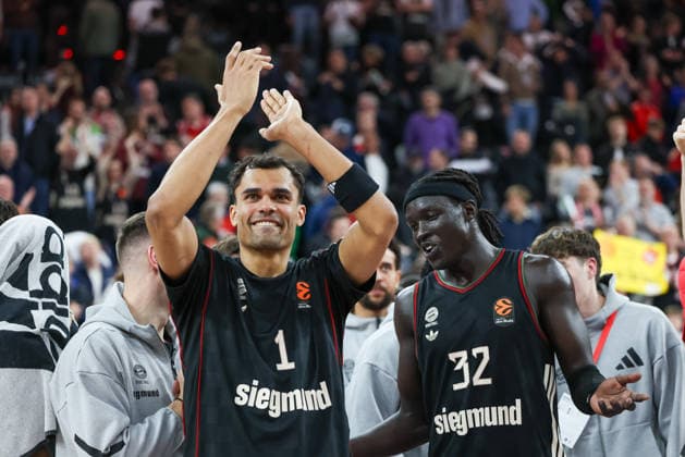 Oscar da Silva (FC Bayern Basketball, 01) und Wenyen Gabriel (FC Bayern Basketball, 32) nach dem Spiel, GER, FC Bayern Basketball vs. Fenerbahce Beko Istanbul, Basketball, Euroleague, 35. Spieltag, Saison 2025 2026, 01.04.2026, GER, FC Bayern Basketball vs. Fenerbahce Beko Istanbul, Basketball, Euroleague, 35. Spieltag, Saison 2025 2026, 01.04.2026 Muenchen Copyright: xEibner-Pressefoto JennixMaulx EP_JML