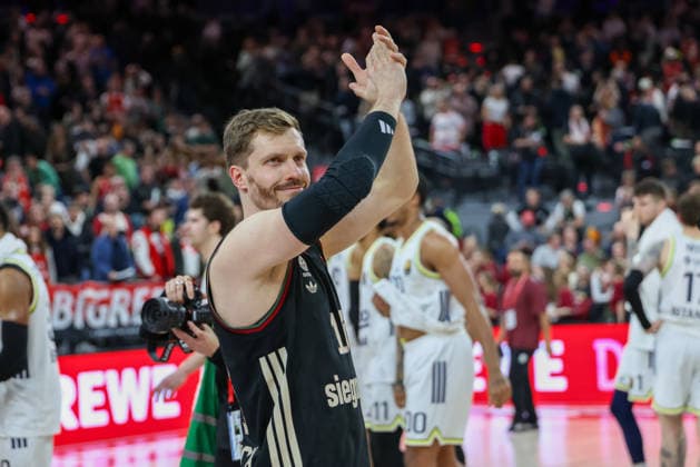 Andreas Obst (FC Bayern Basketball, 13) applaudiert nach dem Spiel, GER, FC Bayern Basketball vs. Fenerbahce Beko Istanbul, Basketball, Euroleague, 35. Spieltag, Saison 2025 2026, 01.04.2026, GER, FC Bayern Basketball vs. Fenerbahce Beko Istanbul, Basketball, Euroleague, 35. Spieltag, Saison 2025 2026, 01.04.2026 Muenchen Copyright: xEibner-Pressefoto JennixMaulx EP_JML