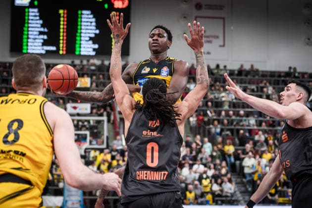 Babacar Sane (MHP RIESEN Ludwigsburg, 00) ueber Kevin Yebo (Niners Chemnitz, 00), re.: Yordan Minchev (Niners Chemnitz, 91), li. Jonas Wohlfarth-Bottermann (MHP RIESEN Ludwigsburg, 18) GER, MHP Riesen Ludwigsburg vs. Niners Chemnitz, Basketball Bundesliga, easycredit BBL, 27. Spieltag, Spielzeit 2025 2026, 01.04.2026 GER, MHP Riesen Ludwigsburg vs. Niners Chemnitz, Basketball Bundesliga, easycredit BBL, 27. Spieltag, Spielzeit 2025 2026, 01.04.2026 Ludwigsburg Copyright: xSandyxDinkelackerx EP_SDR