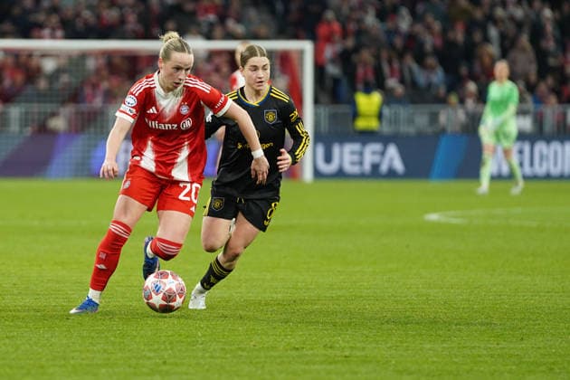 Franziska Kett (20 Bayern) und Grace Park (8 Manchester) in Aktion beim UEFA Womens Champions League Spiel FC Bayern München Manchester United, ManU am 01.04.2026. München Allianz Arena Bayern Deutschland