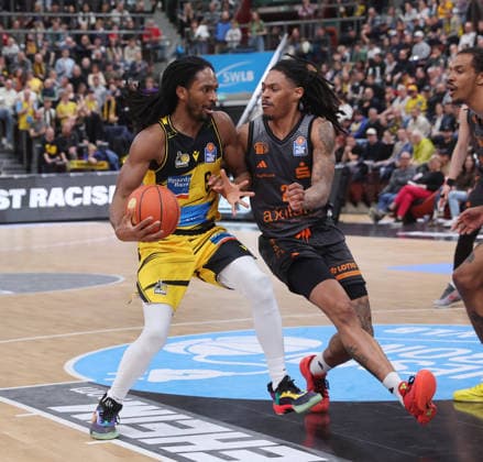 Ludwigsburg , easyCredit Basketball Bundesliga MHP Riesen Ludwigsburg vs. Niners Chemnitz , von links: Terrell Harris ( Riesen ) Nike Sibande ( Chem )