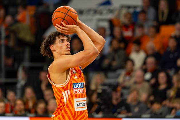 easyCredit BBL: Ratiopharm Ulm vs. Syntainics MBC; 01.04.2026 Ulm, GERMANY - 01. April 2026: Alec Anigbata (Ratiopharm Ulm, 21) beim Freiwurf während dem Spiel zwischen der Ratiopharm Ulm und den Syntainics MBC am 27. Spieltag der easyCredit BBL in der ratiopharm Arena Ulm. Copyright: xBEAUTIFULxSPORTS Steinx