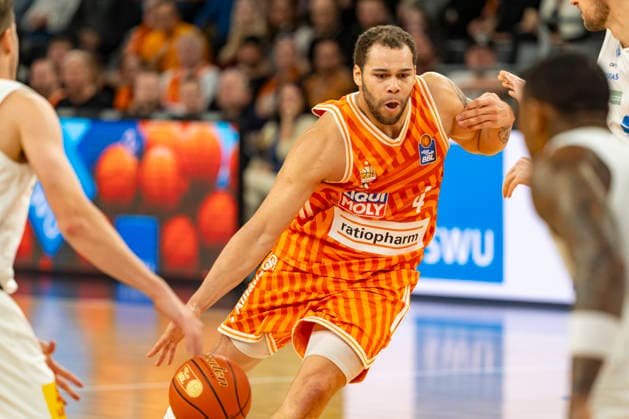 easyCredit BBL: Ratiopharm Ulm vs. Syntainics MBC; 01.04.2026 Ulm, GERMANY - 01. April 2026: Christopher Ledlum (Ratiopharm Ulm, 4) beim Spielaufbau während dem Spiel zwischen der Ratiopharm Ulm und den Syntainics MBC am 27. Spieltag der easyCredit BBL in der ratiopharm Arena Ulm. Copyright: xBEAUTIFULxSPORTS Steinx
