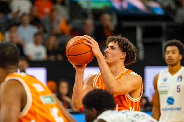 easyCredit BBL: Ratiopharm Ulm vs. Syntainics MBC; 01.04.2026 Ulm, GERMANY - 01. April 2026: Alec Anigbata (Ratiopharm Ulm, 21) beim Freiwurf während dem Spiel zwischen der Ratiopharm Ulm und den Syntainics MBC am 27. Spieltag der easyCredit BBL in der ratiopharm Arena Ulm. Copyright: xBEAUTIFULxSPORTS Steinx