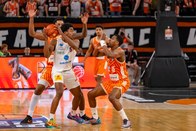 easyCredit BBL: Ratiopharm Ulm vs. Syntainics MBC; 01.04.2026 Ulm, GERMANY - 01. April 2026: Marcus Foster (Syntainics MBC, 5) im Zweikampf gegen Joel Soriano (Ratiopharm Ulm, 12) und Justin Simon (Ratiopharm Ulm, 15) während dem Spiel zwischen der Ratiopharm Ulm und den Syntainics MBC am 27. Spieltag der easyCredit BBL in der ratiopharm Arena Ulm. Copyright: xBEAUTIFULxSPORTS Steinx