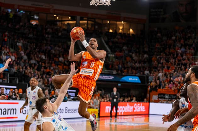easyCredit BBL: Ratiopharm Ulm vs. Syntainics MBC; 01.04.2026 Ulm, GERMANY - 01. April 2026: Justin Simon (Ratiopharm Ulm, 15) beim Korb gegen Jure Planinic (Syntainics MBC, 44) während dem Spiel zwischen der Ratiopharm Ulm und den Syntainics MBC am 27. Spieltag der easyCredit BBL in der ratiopharm Arena Ulm. Copyright: xBEAUTIFULxSPORTS Steinx