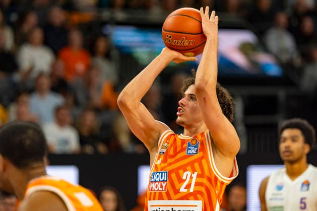 easyCredit BBL: Ratiopharm Ulm vs. Syntainics MBC; 01.04.2026 Ulm, GERMANY - 01. April 2026: Alec Anigbata (Ratiopharm Ulm, 21) beim Freiwurf während dem Spiel zwischen der Ratiopharm Ulm und den Syntainics MBC am 27. Spieltag der easyCredit BBL in der ratiopharm Arena Ulm. Copyright: xBEAUTIFULxSPORTS Steinx