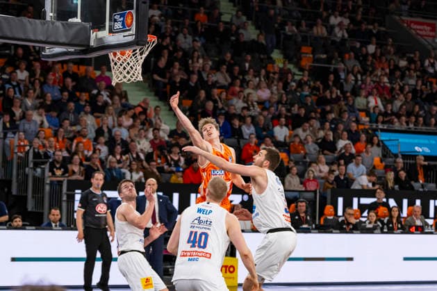 easyCredit BBL: Ratiopharm Ulm vs. Syntainics MBC; 01.04.2026 Ulm, GERMANY - 01. April 2026: Tobias Jensen (Ratiopharm Ulm, 7) trifft den Korb während dem Spiel zwischen der Ratiopharm Ulm und den Syntainics MBC am 27. Spieltag der easyCredit BBL in der ratiopharm Arena Ulm. Copyright: xBEAUTIFULxSPORTS Steinx
