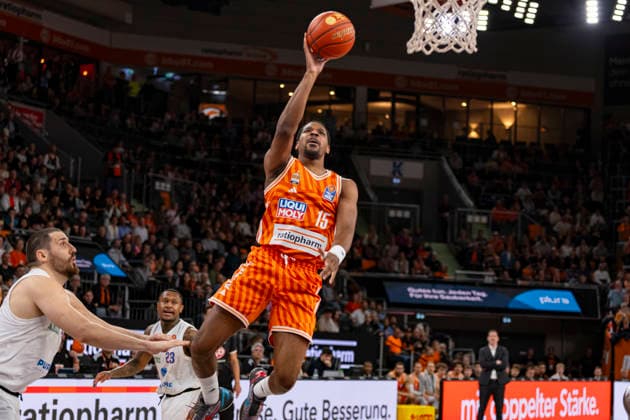 easyCredit BBL: Ratiopharm Ulm vs. Syntainics MBC; 01.04.2026 Ulm, GERMANY - 01. April 2026: Justin Simon (Ratiopharm Ulm, 15) beim Punkten am Korb während dem Spiel zwischen der Ratiopharm Ulm und den Syntainics MBC am 27. Spieltag der easyCredit BBL in der ratiopharm Arena Ulm. Copyright: xBEAUTIFULxSPORTS Steinx