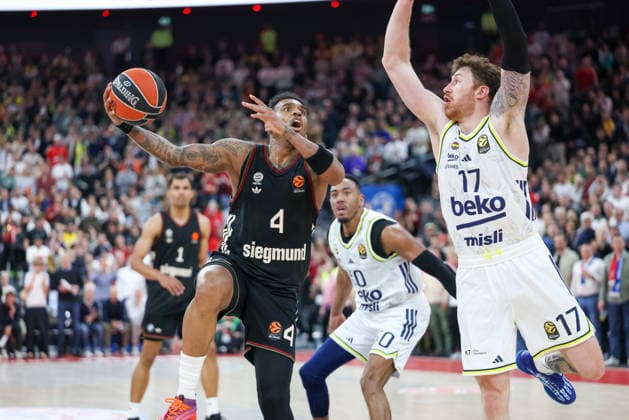 Xavier Rathan-Mayes (FC Bayern Basketball, 04) mit Onuralp Bitim (Fenerbahce Beko Istanbul, 17) und Bonzie Colson (Fenerbahce Beko Istanbul, 50), GER, FC Bayern Basketball vs. Fenerbahce Beko Istanbul, Basketball, Euroleague, 35. Spieltag, Saison 2025 2026, 01.04.2026, GER, FC Bayern Basketball vs. Fenerbahce Beko Istanbul, Basketball, Euroleague, 35. Spieltag, Saison 2025 2026, 01.04.2026 Muenchen Copyright: xEibner-Pressefoto JennixMaulx EP_JML