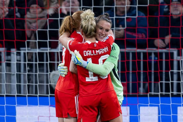 Stine Ballisager Pedersen (FC Bayern Muenchen Frauen, 03), Linda Dallmann (FC Bayern Muenchen Frauen, 10) und Ena Mahmutovic (Torfrau, FC Bayern Muenchen Frauen, 32) freuen sich ueber den Sieg GER, FC Bayern Muenchen vs. Manchester United, ManU W.F.C., Fussball, UEFA Womans Champions League, Viertelfinale Rueckspiel, Saison 2025 2026, 01.04.2026. GER, FC Bayern Muenchen vs. Manchester United W.F.C., Fussball, UEFA Womans Champions League, Viertelfinale Rueckspiel, Saison 2025 2026, 01.04.2026. Muenchen Copyright: xEibner-Pressefoto HeikexFeinerx EP_HFR