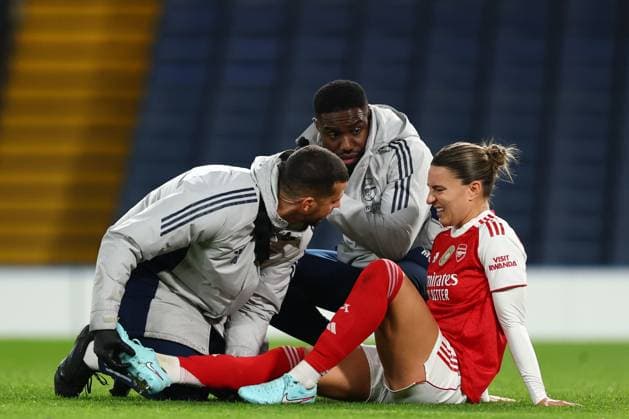 Steph Catley of Arsenal Women receives treatment before being substituted Chelsea Women v Arsenal Women, UEFA Women s Champions League, Quarter Final, Second Leg, Football, Stamford Bridge, London, UK - 01 Apr 2026London Stamford Bridge United Kingdom EDITORIAL USE ONLY No use with unauthorised audio, video, data, fixture lists, club league logos or live services. Online in-match use limited to 120 images, no video emulation. No use in betting, games or single club league player publications.  Copyright: xSimonxDael Shutterstockx 16808990t