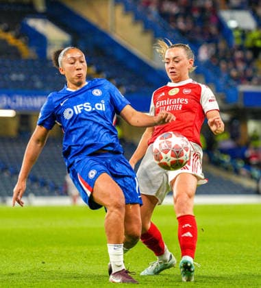 Chelsea Women v Arsenal Women UEFA Womens Champions League Lauren James of Chelsea Women tackles Katie McCabe of Arsenal Women during the UEFA Womens Champions League Quarter-final Second Leg match at Stamford Bridge, London 01 04 2026 UK Newspapers OUT Copyright: xNickxEmmersonx FIL-23224-0003