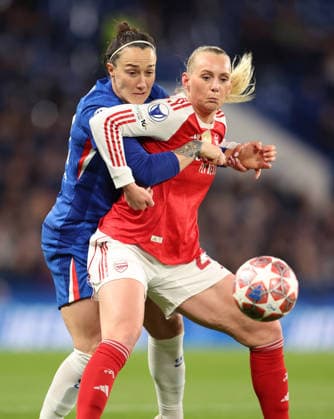 Chelsea v Arsenal Women 01 April 2026, London - UEFA Women™s Champions League, Quarter-Finals Second Leg - Chelsea v Arsenal Women - Lucy Bronze of Chelsea and Stina Blackstenius of Arsenal - Photo: Charlotte Wilson Offside. London UK *** Chelsea gegen Arsenal Frauen 01 April 2026, London UEFA Women™s Champions League, Viertelfinale Rückspiel Chelsea gegen Arsenal Frauen Lucy Bronze von Chelsea und Stina Blackstenius von Arsenal Foto Charlotte Wilson Abseits London UK  Copyright: xCharlottexWilsonx xOffsidexOffside