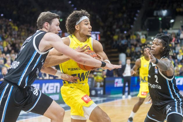 Oldenburg, Niedersachsen, DEU, 01.04.2026, Nicholas Tischler (Mitte, EWE Baskets Oldenburg), Niklas Wimberg (links, Veolia Towers Hamburg) und Leonard Thorpe Jr. (rechts, Veolia Towers Hamburg). EWE Baskets Oldenburg vs. Veolia Towers Hamburg. Basketball. 1. Basketball-Bundesliga Saison 2025 2026, 27. Spieltag, Grosse EWE Arena. EWE Baskets Oldenburg vs. Veolia Towers Hamburg