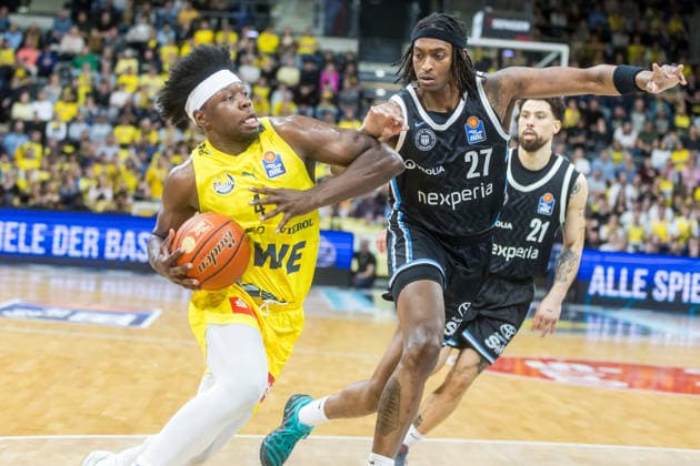 Oldenburg, Niedersachsen, DEU, 01.04.2026, Brian Fobbs (links, EWE Baskets Oldenburg) und Karl Gamble II (rechts, Veolia Towers Hamburg). EWE Baskets Oldenburg vs. Veolia Towers Hamburg. Basketball. 1. Basketball-Bundesliga Saison 2025 2026, 27. Spieltag, Grosse EWE Arena. EWE Baskets Oldenburg vs. Veolia Towers Hamburg