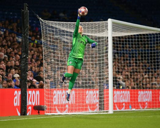 LONDON, ENGLAND - APRIL 01: Goalkeeper Hannah Hampton of Chelsea jumps to claim the ball during the UEFA Womens Champions League 2025 26 Quarter Final Second Leg match between Chelsea and Arsenal at Stamford Bridge on April 01, 2026 in London, England.  Copyright: xJayxPatel SPPx Sportspressphoto_SPR122733
