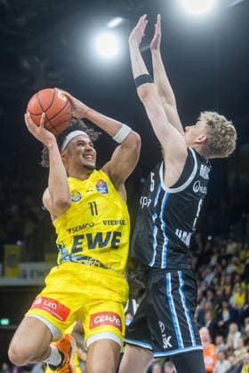 Oldenburg, Niedersachsen, DEU, 01.04.2026, Nicholas Tischler (links, EWE Baskets Oldenburg) und Zsombor Maronka (rechts, Veolia Towers Hamburg). EWE Baskets Oldenburg vs. Veolia Towers Hamburg. Basketball. 1. Basketball-Bundesliga Saison 2025 2026, 27. Spieltag, Grosse EWE Arena. EWE Baskets Oldenburg vs. Veolia Towers Hamburg
