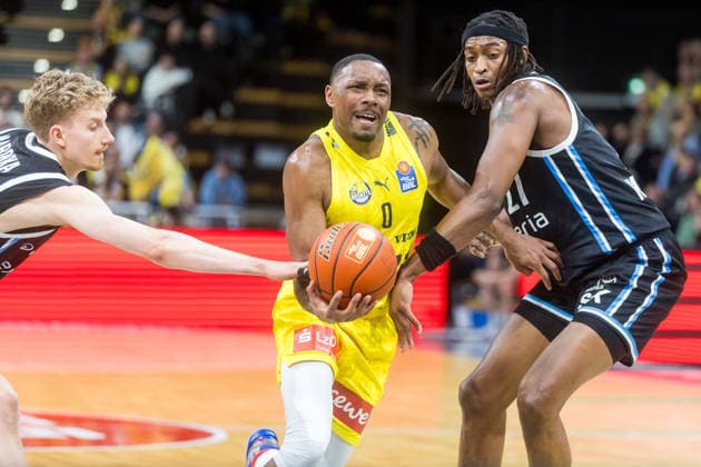 Oldenburg, Niedersachsen, DEU, 01.04.2026, Kyle Lofton (Mitte, EWE Baskets Oldenburg), Karl Gamble II (rechts, Veolia Towers Hamburg) und Zsombor Maronka (links, Veolia Towers Hamburg). EWE Baskets Oldenburg vs. Veolia Towers Hamburg. Basketball. 1. Basketball-Bundesliga Saison 2025 2026, 27. Spieltag, Grosse EWE Arena. EWE Baskets Oldenburg vs. Veolia Towers Hamburg