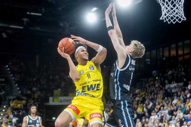 Oldenburg, Niedersachsen, DEU, 01.04.2026, Nicholas Tischler (links, EWE Baskets Oldenburg) und Zsombor Maronka (rechts, Veolia Towers Hamburg). EWE Baskets Oldenburg vs. Veolia Towers Hamburg. Basketball. 1. Basketball-Bundesliga Saison 2025 2026, 27. Spieltag, Grosse EWE Arena. EWE Baskets Oldenburg vs. Veolia Towers Hamburg