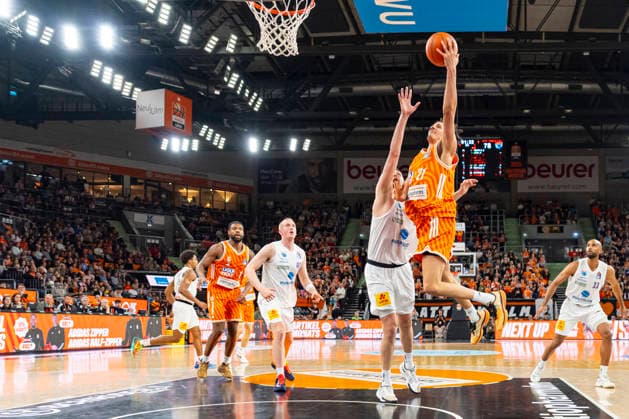 easyCredit BBL: Ratiopharm Ulm vs. Syntainics MBC; 01.04.2026 Ulm, GERMANY - 01. April 2026: Alec Anigbata (Ratiopharm Ulm, 21) beim Zweikampf unter dem Korb gegen Nemanja Djurisic (Syntainics MBC, 42) während dem Spiel zwischen der Ratiopharm Ulm und den Syntainics MBC am 27. Spieltag der easyCredit BBL in der ratiopharm Arena Ulm. Copyright: xBEAUTIFULxSPORTS Steinx