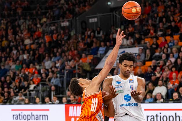 easyCredit BBL: Ratiopharm Ulm vs. Syntainics MBC; 01.04.2026 Ulm, GERMANY - 01. April 2026: Marcus Foster (Syntainics MBC, 5) foult Mark Smith (Ratiopharm Ulm, 13) während dem Spiel zwischen der Ratiopharm Ulm und den Syntainics MBC am 27. Spieltag der easyCredit BBL in der ratiopharm Arena Ulm. Copyright: xBEAUTIFULxSPORTS Steinx