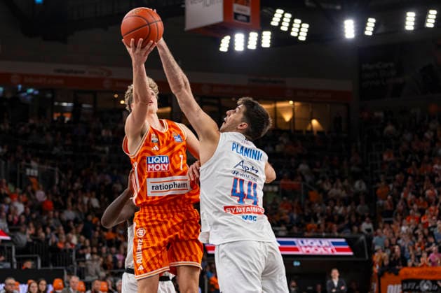 easyCredit BBL: Ratiopharm Ulm vs. Syntainics MBC; 01.04.2026 Ulm, GERMANY - 01. April 2026: Tobias Jensen (Ratiopharm Ulm, 7) gegen Jure Planinic (Syntainics MBC, 44) im Kampf um den Ball während dem Spiel zwischen der Ratiopharm Ulm und den Syntainics MBC am 27. Spieltag der easyCredit BBL in der ratiopharm Arena Ulm. Copyright: xBEAUTIFULxSPORTS Steinx