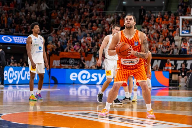easyCredit BBL: Ratiopharm Ulm vs. Syntainics MBC; 01.04.2026 Ulm, GERMANY - 01. April 2026: Christopher Ledlum (Ratiopharm Ulm, 4) beim Freiwurf während dem Spiel zwischen der Ratiopharm Ulm und den Syntainics MBC am 27. Spieltag der easyCredit BBL in der ratiopharm Arena Ulm. Copyright: xBEAUTIFULxSPORTS Steinx