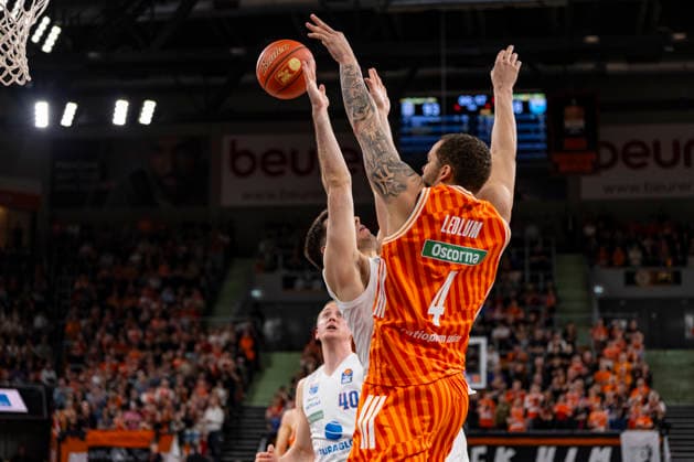 easyCredit BBL: Ratiopharm Ulm vs. Syntainics MBC; 01.04.2026 Ulm, GERMANY - 01. April 2026: Christopher Ledlum (Ratiopharm Ulm, 4) im Kampf um den Ball Jure Planinic (Syntainics MBC, 44) während dem Spiel zwischen der Ratiopharm Ulm und den Syntainics MBC am 27. Spieltag der easyCredit BBL in der ratiopharm Arena Ulm. Copyright: xBEAUTIFULxSPORTS Steinx