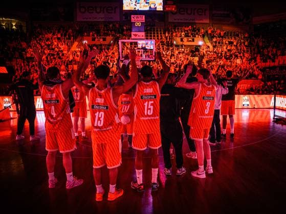 Neu Ulm, Deutschland, 01.04.26: Ulmer Spieler feiern den Sieg waehrend des Basketball Bundesliga Spiels zwischen ratiopharm ulm vs Syntainics MBC in der ratiopharm Arena am 01. April 2026 in Neu Ulm, Deutschland. (Foto von Harry Langer DeFodi Images) ratiopharm Arena, Germany, 01.04.26: Ulm players celebrate victory during the Basketball Bundesliga match between ratiopharm ulm vs Syntainics MBC at Neu Ulm on April 1, 2026 in ratiopharm Arena, Germany. (Photo by Harry Langer DeFodi Images) (Photo by Harry Langer DeFodi Images) -