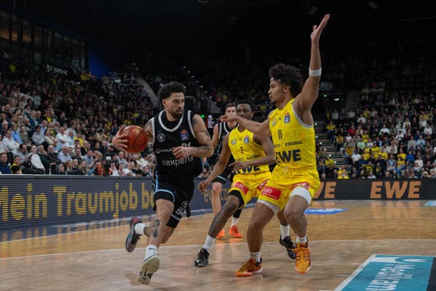 GER, Basketball, easy Credit- BBL, EWE Baskets Oldenburg vs Veolia Towers Hamburg 01.04.2026, EWE Arena, Oldenburg, GER, easy Credit-BBL, EWE Baskets Oldenburg vs Veolia Towers Hamburg, im Bild Devon DANIELS ( Veolia Towers Hamburg 21 ) Nicholas TISCHLER ( EWE Baskets Oldenburg 11 ) Dakarai TUCKER ( EWE Baskets Oldenburg 7 )