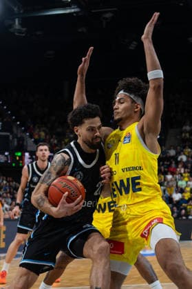 GER, Basketball, easy Credit- BBL, EWE Baskets Oldenburg vs Veolia Towers Hamburg 01.04.2026, EWE Arena, Oldenburg, GER, easy Credit-BBL, EWE Baskets Oldenburg vs Veolia Towers Hamburg, im Bild Devon DANIELS ( Veolia Towers Hamburg 21 ) Nicholas TISCHLER ( EWE Baskets Oldenburg 11 )