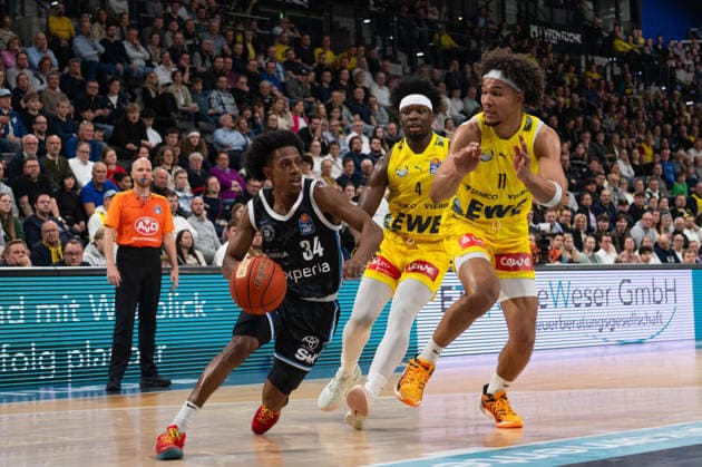 GER, Basketball, easy Credit- BBL, EWE Baskets Oldenburg vs Veolia Towers Hamburg 01.04.2026, EWE Arena, Oldenburg, GER, easy Credit-BBL, EWE Baskets Oldenburg vs Veolia Towers Hamburg, im Bild Ross WILLIAMS ( Veolia Towers Hamburg 34 ) Nicholas TISCHLER ( EWE Baskets Oldenburg 11 ) Brain FOBBS ( EWE Baskets Oldenburg 4 )