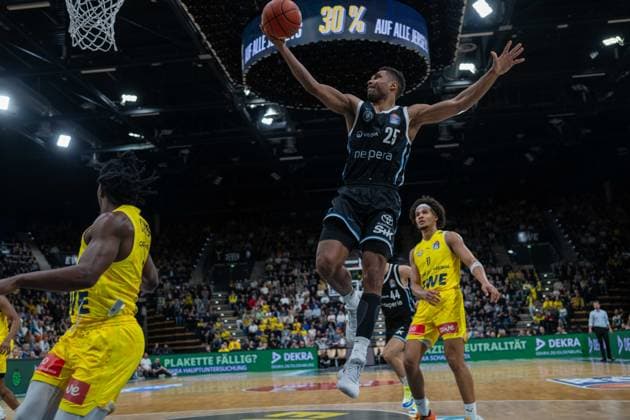 GER, Basketball, easy Credit- BBL, EWE Baskets Oldenburg vs Veolia Towers Hamburg 01.04.2026, EWE Arena, Oldenburg, GER, easy Credit-BBL, EWE Baskets Oldenburg vs Veolia Towers Hamburg, im Bild frei zum Korb Kenneth OGBE ( Veolia Towers Hamburg 25 )
