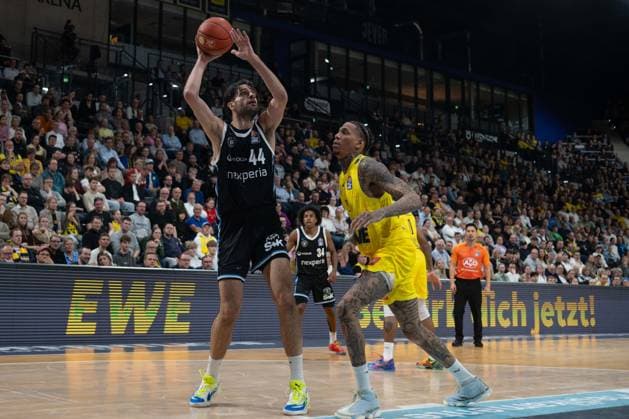 GER, Basketball, easy Credit- BBL, EWE Baskets Oldenburg vs Veolia Towers Hamburg 01.04.2026, EWE Arena, Oldenburg, GER, easy Credit-BBL, EWE Baskets Oldenburg vs Veolia Towers Hamburg, im Bild Benedikt TURUDIC ( Veolia Towers Hamburg 44 ) Michale KYSER ( EWE Baskets Oldenburg 12 )