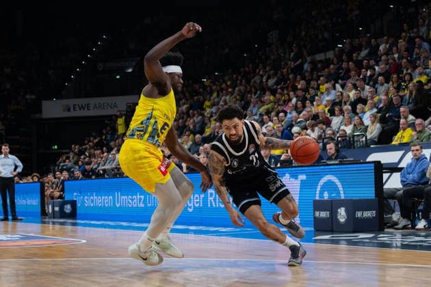 GER, Basketball, easy Credit- BBL, EWE Baskets Oldenburg vs Veolia Towers Hamburg 01.04.2026, EWE Arena, Oldenburg, GER, easy Credit-BBL, EWE Baskets Oldenburg vs Veolia Towers Hamburg, im Bild Devon DANIELS ( Veolia Towers Hamburg 21 ) Brain FOBBS ( EWE Baskets Oldenburg 4 )