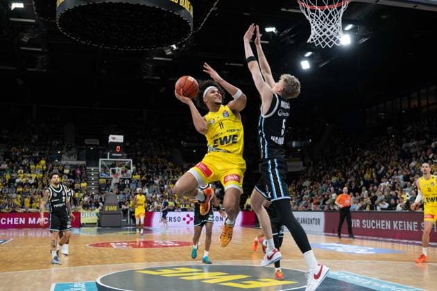 GER, Basketball, easy Credit- BBL, EWE Baskets Oldenburg vs Veolia Towers Hamburg 01.04.2026, EWE Arena, Oldenburg, GER, easy Credit-BBL, EWE Baskets Oldenburg vs Veolia Towers Hamburg, im Bild Nicholas TISCHLER ( EWE Baskets Oldenburg 11 ) Zsombor MARONKA ( Veolia Towers Hamburg 5 )
