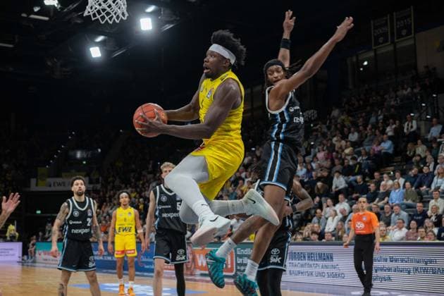 GER, Basketball, easy Credit- BBL, EWE Baskets Oldenburg vs Veolia Towers Hamburg 01.04.2026, EWE Arena, Oldenburg, GER, easy Credit-BBL, EWE Baskets Oldenburg vs Veolia Towers Hamburg, im Bild Brain FOBBS ( EWE Baskets Oldenburg 4 ) Karl GAMBLE II ( Veolia Towers Hamburg 27 )