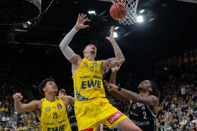GER, Basketball, easy Credit- BBL, EWE Baskets Oldenburg vs Veolia Towers Hamburg 01.04.2026, EWE Arena, Oldenburg, GER, easy Credit-BBL, EWE Baskets Oldenburg vs Veolia Towers Hamburg, im Bild Tomislav ZUBCIC ( EWE Baskets Oldenburg 33 ) Colin SCHROEDER ( EWE Baskets Oldenburg 29 ) Leonard THORPE JR. ( Veolia Towers Hamburg 2 )