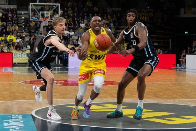 GER, Basketball, easy Credit- BBL, EWE Baskets Oldenburg vs Veolia Towers Hamburg 01.04.2026, EWE Arena, Oldenburg, GER, easy Credit-BBL, EWE Baskets Oldenburg vs Veolia Towers Hamburg, im Bild Kyle LOFTON ( EWE Baskets Oldenburg 0 ) Zsombor MARONKA ( Veolia Towers Hamburg 5 ) Karl GAMBLE II ( Veolia Towers Hamburg 27 )