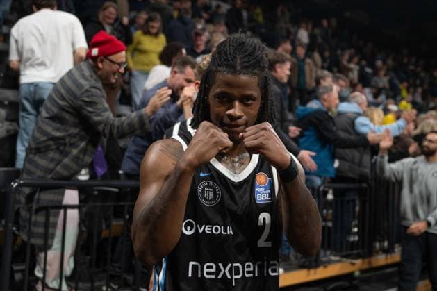 GER, Basketball, easy Credit- BBL, EWE Baskets Oldenburg vs Veolia Towers Hamburg 01.04.2026, EWE Arena, Oldenburg, GER, easy Credit-BBL, EWE Baskets Oldenburg vs Veolia Towers Hamburg, im Bild Leonard THORPE JR. ( Veolia Towers Hamburg 2 ) nach dem Sieg gegen Oldenburg
