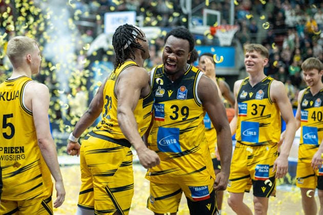 Keeshawn Kellman (MHP RIESEN Ludwigsburg, 32), Maxwell Temoka (MHP RIESEN Ludwigsburg, 39), positive Emotionen, GER, MHP RIESEN Ludwigsburg vs. Niners Chemnitz, Basketball Bundesliga, easycredit BBL, 27. Spieltag, Spielzeit 2025 2026, 01.04.2026, GER, MHP RIESEN Ludwigsburg vs. Niners Chemnitz, Basketball Bundesliga, easycredit BBL, 27. Spieltag, Spielzeit 2025 2026, 01.04.2026 Ludwigsburg Copyright: xEibner-Pressefoto SaschaxWaltherx EP_EER