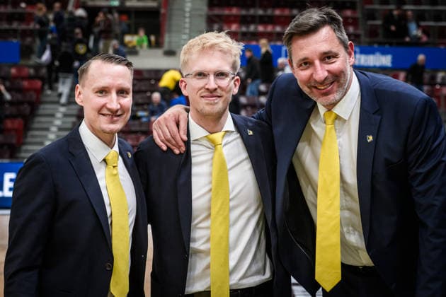 Trainerteam der MHP Riesen freut sich nach Heimsieg gegen Chemnitz: Mikko Riipinen (MHP RIESEN Ludwigsburg, Head-Coach), Johs Andersen (MHP RIESEN Ludwigsburg, Co-Coach), Kenneth Desloovere (MHP RIESEN Ludwigsburg, Co-Coach), vl. GER, MHP Riesen Ludwigsburg vs. Niners Chemnitz, Basketball Bundesliga, easycredit BBL, 27. Spieltag, Spielzeit 2025 2026, 01.04.2026 GER, MHP Riesen Ludwigsburg vs. Niners Chemnitz, Basketball Bundesliga, easycredit BBL, 27. Spieltag, Spielzeit 2025 2026, 01.04.2026 Ludwigsburg Copyright: xSandyxDinkelackerx EP_SDR