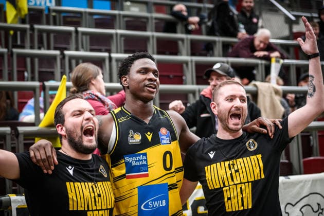 Babacar Sane (MHP RIESEN Ludwigsburg, 00) - Jubel mit Fans GER, MHP Riesen Ludwigsburg vs. Niners Chemnitz, Basketball Bundesliga, easycredit BBL, 27. Spieltag, Spielzeit 2025 2026, 01.04.2026 GER, MHP Riesen Ludwigsburg vs. Niners Chemnitz, Basketball Bundesliga, easycredit BBL, 27. Spieltag, Spielzeit 2025 2026, 01.04.2026 Ludwigsburg Copyright: xSandyxDinkelackerx EP_SDR