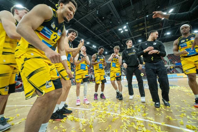 Jubel und Freude nach dem Sieg bei den MHP RIESEN Ludwigsburg, GER, MHP RIESEN Ludwigsburg vs. Niners Chemnitz, Basketball Bundesliga, easycredit BBL, 27. Spieltag, Spielzeit 2025 2026, 01.04.2026, GER, MHP RIESEN Ludwigsburg vs. Niners Chemnitz, Basketball Bundesliga, easycredit BBL, 27. Spieltag, Spielzeit 2025 2026, 01.04.2026 Ludwigsburg Copyright: xEibner-Pressefoto SaschaxWaltherx EP_EER