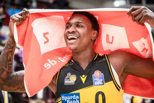 Babacar Sane (MHP RIESEN Ludwigsburg, 00) freut sich nach Heimsieg gegen die Niners Chemnitz GER, MHP Riesen Ludwigsburg vs. Niners Chemnitz, Basketball Bundesliga, easycredit BBL, 27. Spieltag, Spielzeit 2025 2026, 01.04.2026 GER, MHP Riesen Ludwigsburg vs. Niners Chemnitz, Basketball Bundesliga, easycredit BBL, 27. Spieltag, Spielzeit 2025 2026, 01.04.2026 Ludwigsburg Copyright: xSandyxDinkelackerx EP_SDR