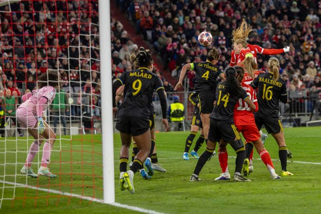 München, Deutschland 01. April 2026: UEFA Womens Champions League - 2025 2026 - Viertelfinale - FC Bayern München gegen Manchester United, ManU Im Bild: Glodis Viggosdottir (FCB) macht das Tor zum 1:1 Allianz Arena Bayern Copyright: xFotostandx xSchäferx