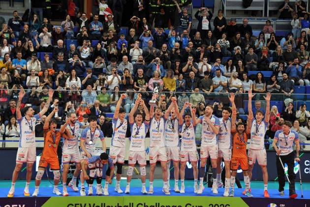 foto Mario Romano IPP Milano 01 04 2026 Pallavolo Challence Cup 2025 2026 - finale partita di ritorno Powervolley Milano vs Volley Lindemans Aalst 3-0 nella foto i giocatori del PowerVolley durante la premiazione Italy Photo Press - World Copyright italy ITALY  Copyright: xR4924_italyphotopressx